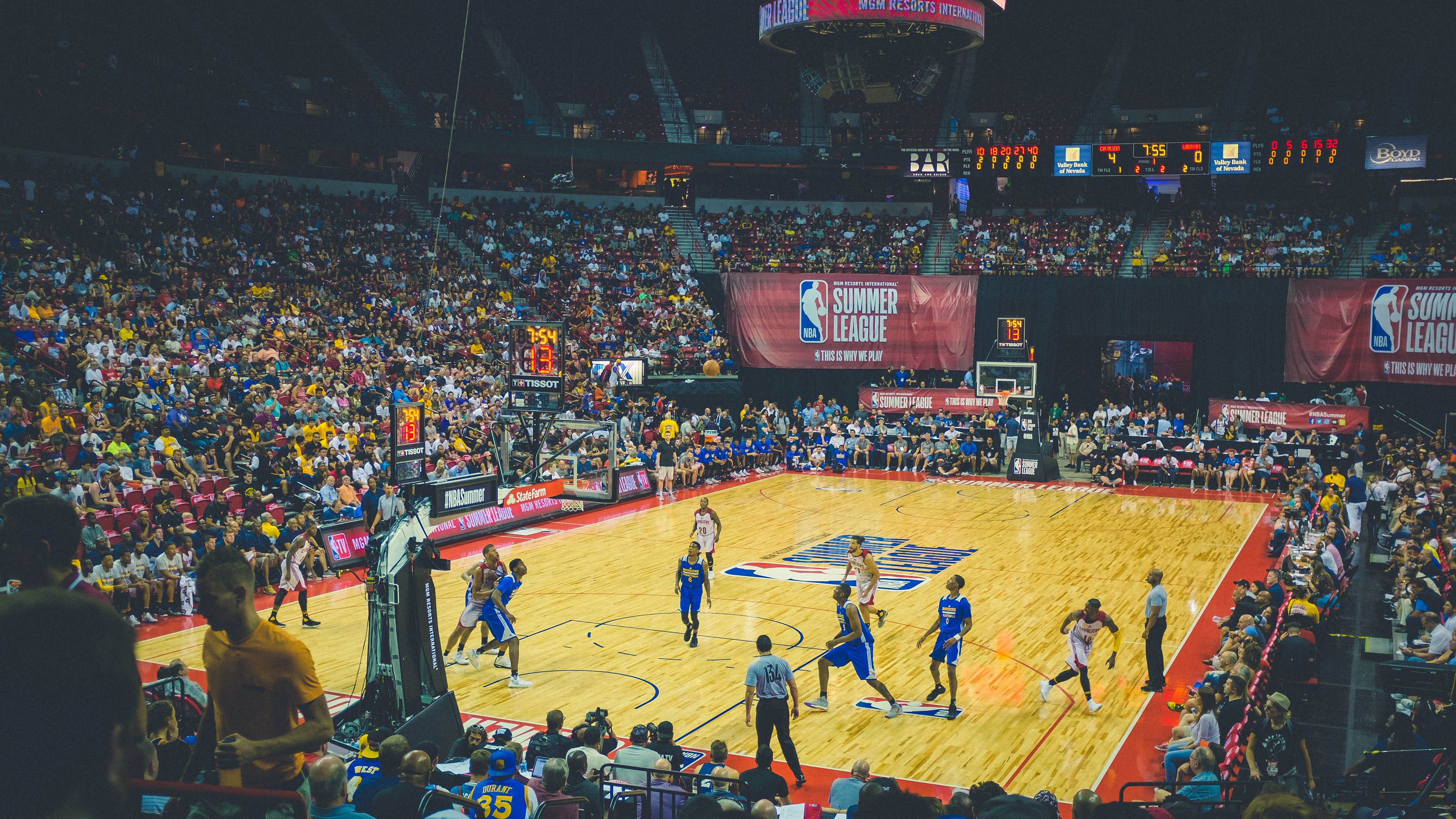 《高校电竞联赛火热开启，学子们展现青春风采》，高校电竞大赛