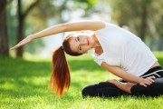开云体育下载官网-冬季高山滑翔伞挑战，极速飞跃云端极限，山顶滑翔伞